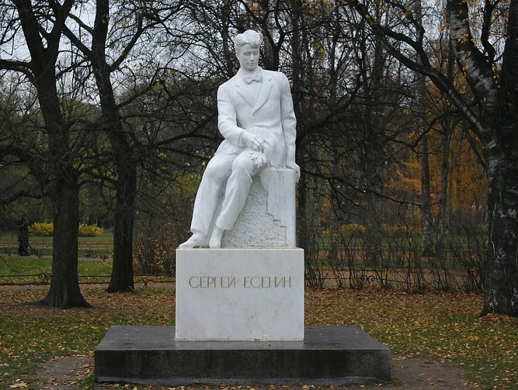 Памятник Есенину в Таврическом саду