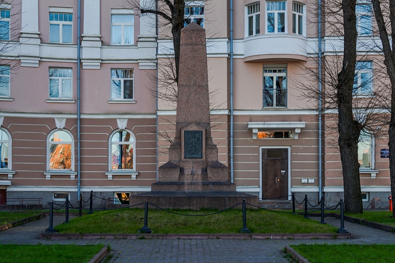 Памятник жертвам взрыва на даче Столыпина