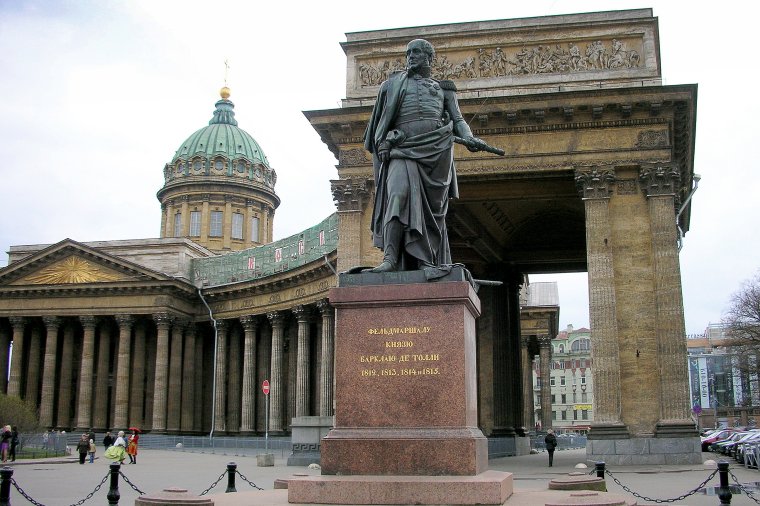 Памятник полководцу М.Б. Барклаю де Толли в Санкт-Петербурге